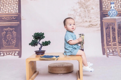 黔东宝宝边吃奶边挣扎烦躁